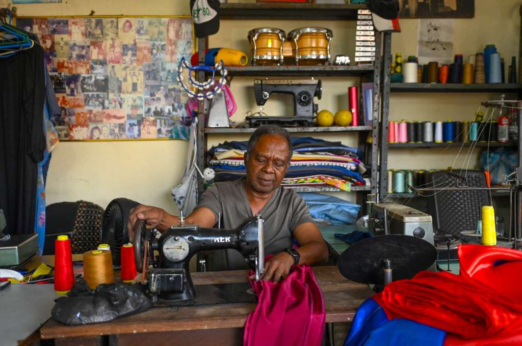 En una esquina del Barrio Obrero, Diego Possú Escobar, ‘Michino’, lleva 55 años cosiendo ropa y parte de la memoria salsera del barrio.