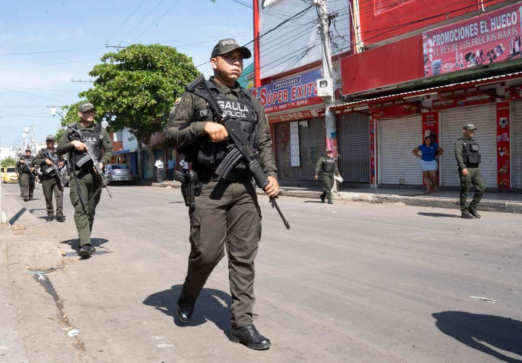 FOTODELDÍA SANTA MARTA (COLOMBIA), 23/09/2026.- Integrantes de la Policía de Colombia custodian una calle tras la violencia desatada por las paramilitares Autodefensas Conquistadoras de la Sierra Nevada (ACSN) este miércoles, en Santa Marta (Colombia). El Gobierno colombiano desplegó más de 1.100 integrantes de la fuerza pública en Santa Marta (norte del país). EFE/Jhan Carlos Araujo P
