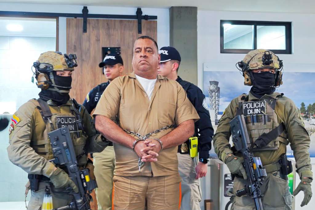 AME543. BOGOTÁ (COLOMBIA), 25/09/2026.- Fotografía cedida por la Policía de Colombia que muestra a Geovany Andrés Rojas (c), alias Araña, señalado cabecilla del grupo Comandos de Frontera una de las disidencias de las FARC, durante su traslado a Barranquilla para ser extraditado a Estados Unidos este viernes, en Bogotá (Colombia). El Gobierno colombiano extraditó a Estados Unidos a Rojas quien fue jefe negociador de paz de una disidencia de las antiguas FARC, en un inusual acto liderado por el presidente Abelardo de la Espriella en una base militar de Barranquilla. EFE/ Policía de Colombia /SOLO USO EDITORIAL/ SOLO DISPONIBLE PARA ILUSTRAR LA NOTICIA QUE ACOMPAÑA (CRÉDITO OBLIGATORIO)