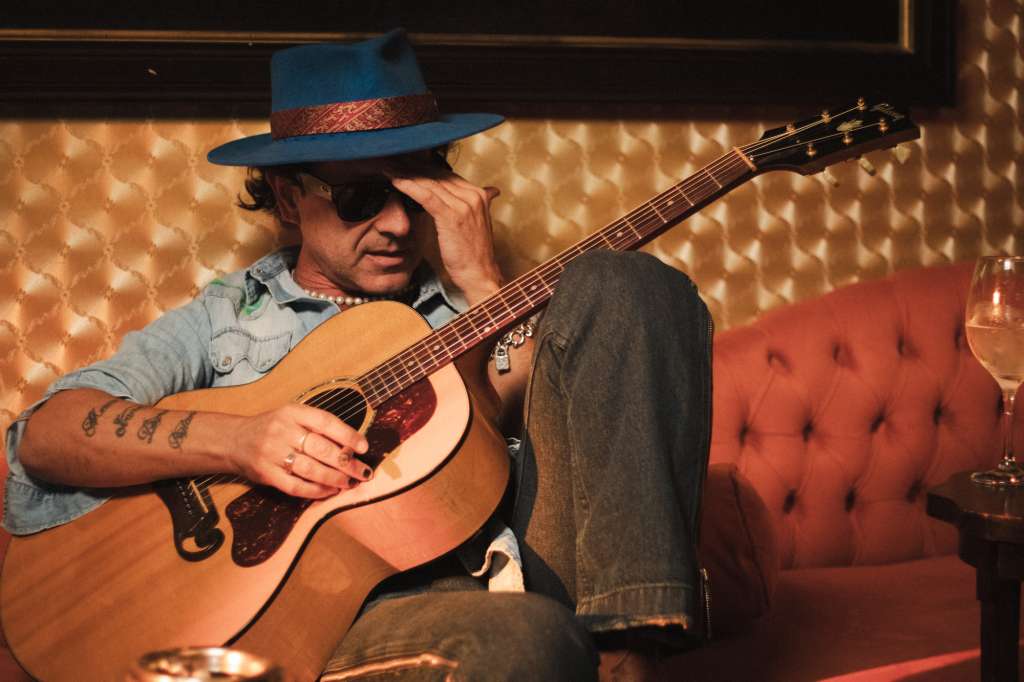 El cantante recordó las canciones que marcaron su carrera y su relación con el público colombiano.