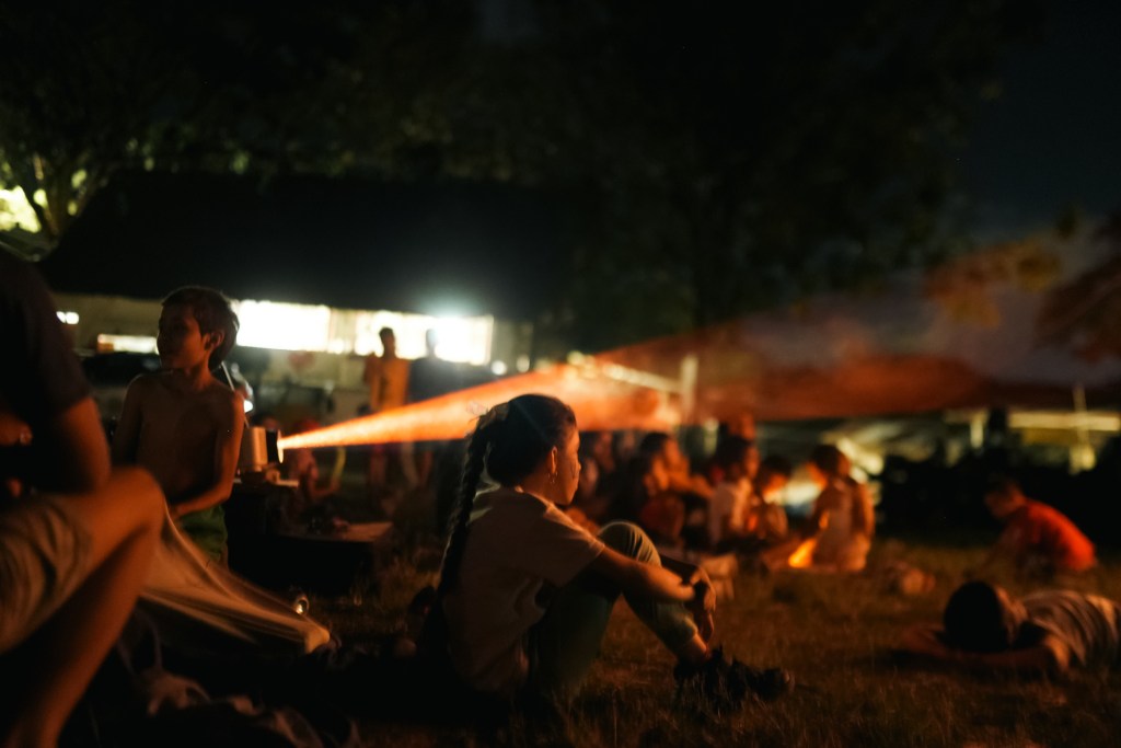 Un grupo de cineclubes de la ciudad ha hecho proyecciones de películas infantiles en lugares afectados por el terremoto, buscando dar espacios culturales y de ocio para las personas en medio de la tragedia.