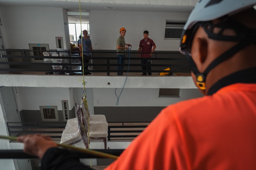 Parte del trasteo de Marta Rojas, en Santa Rosa de Cabal, desciende con cuerdas desde el piso 12 del edificio.