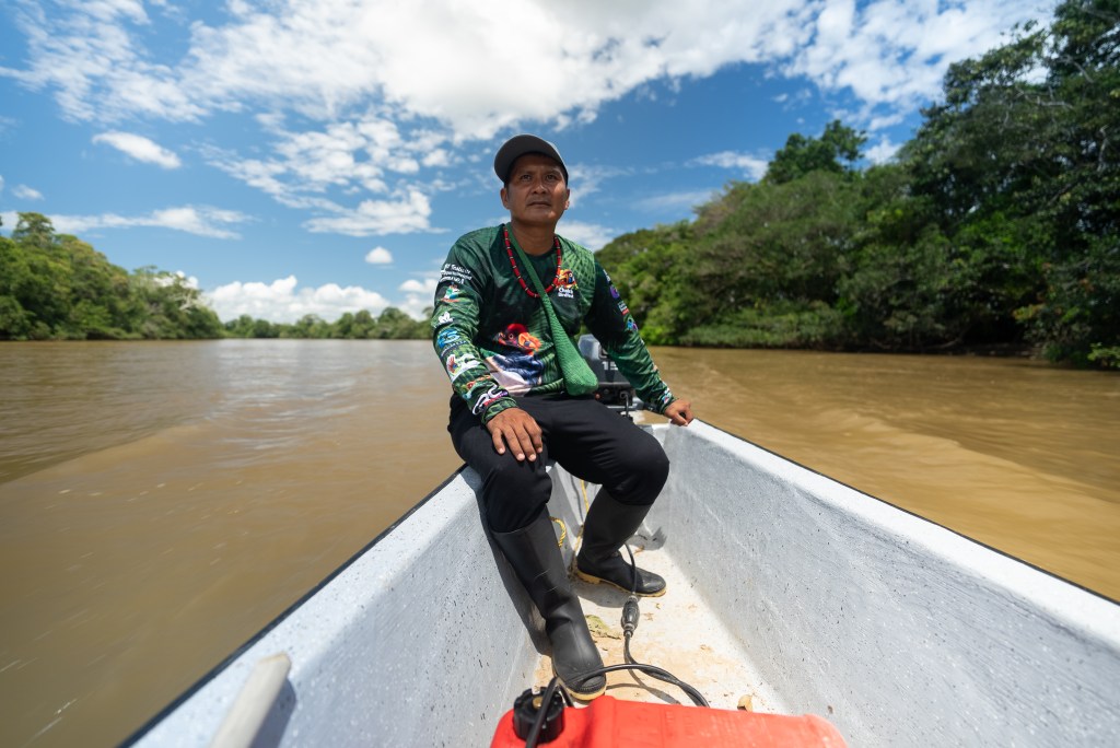 Adel Iles es uno de los líderes del resguardo indígena. En la foto, conduce la lancha en el río Orteguaza.