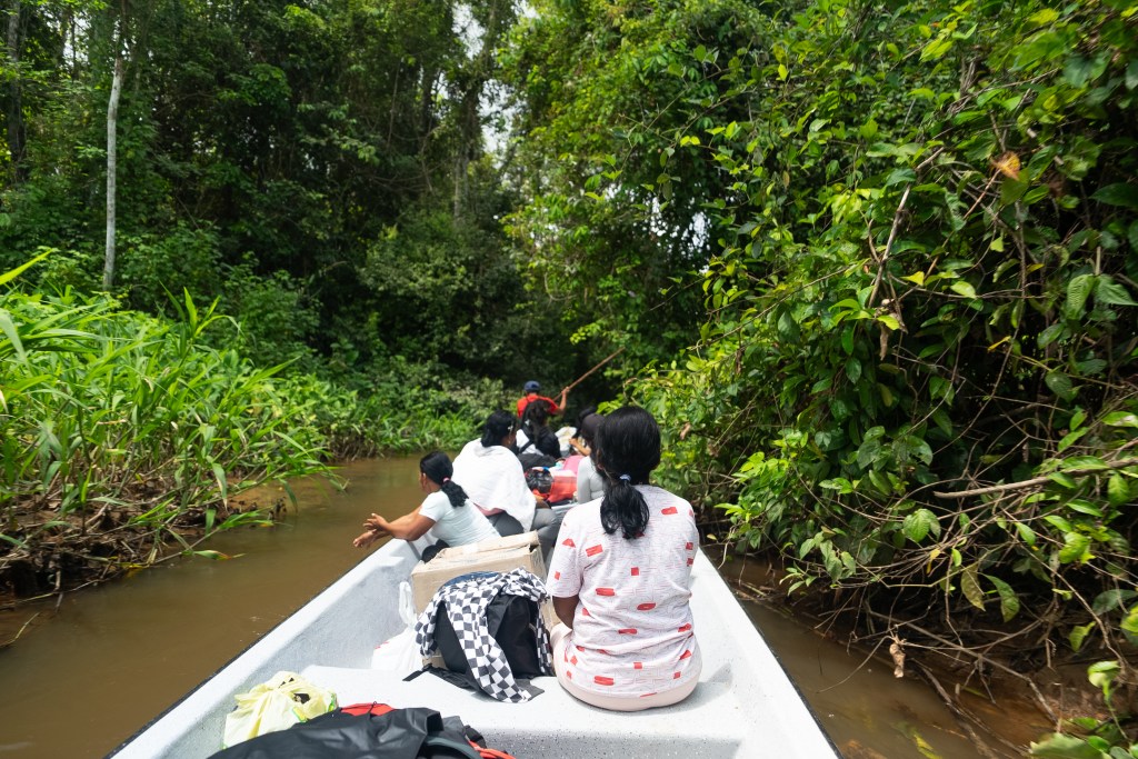 Para llegar desde el río Orteguaza hasta la comunidad indígena, hay que transitar por la quebrada Jácome.