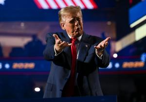 Más allá del “soborno al votante”: las jugadas de Trump por las “midterms”