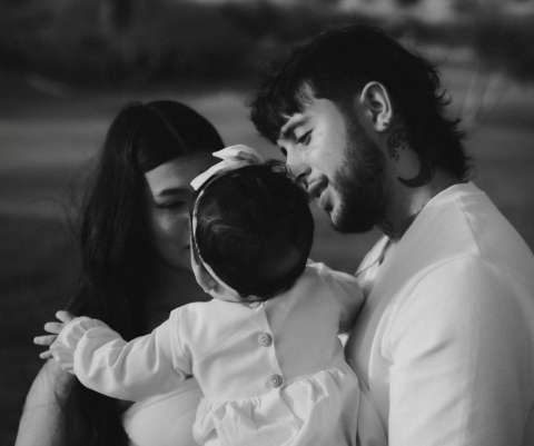 Cantante colombiano pierde a su hijo recién nacido: “No pude cargarte ni un segundo”
