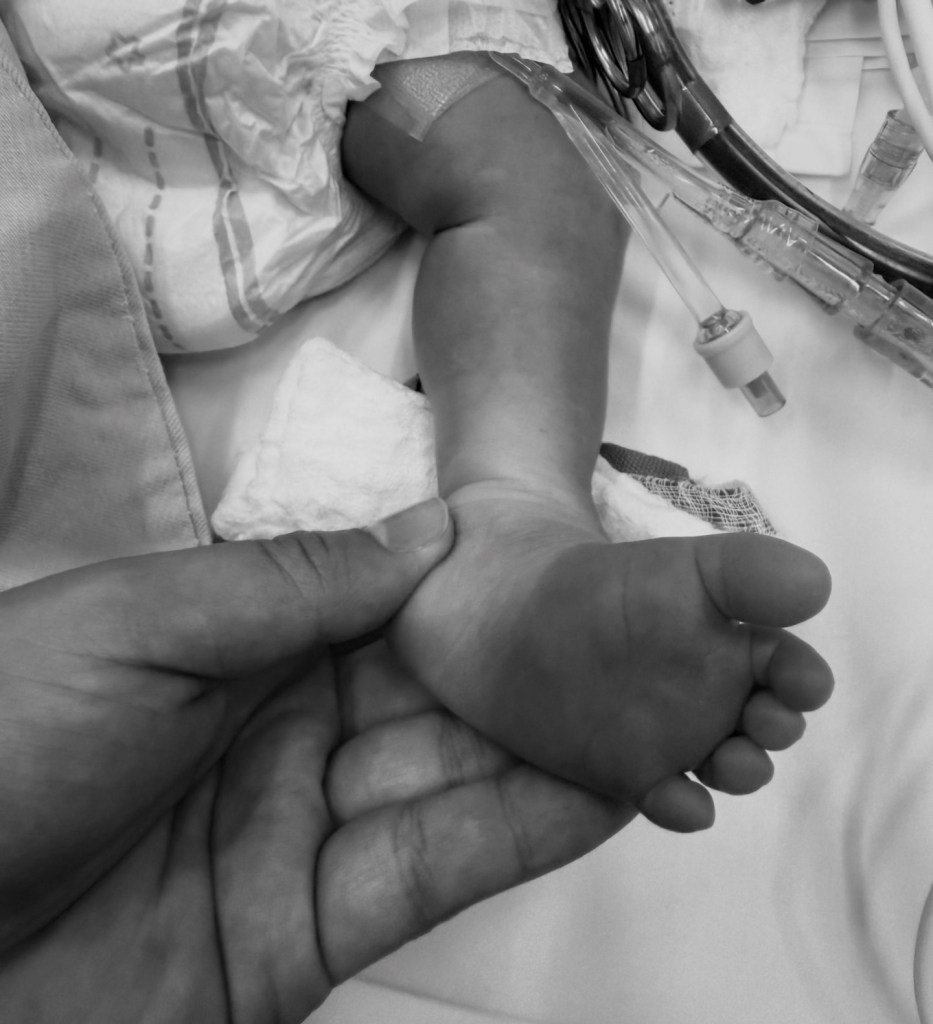 A través de un desgarrador mensaje publicado en sus redes sociales, Dekko confirmó la muerte de su hijo de cuatro días de nacido.
