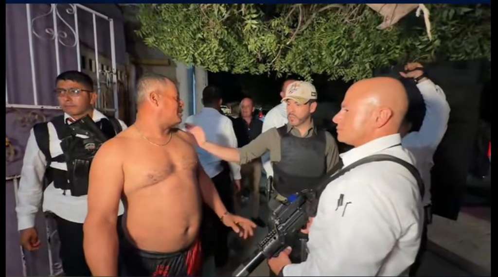 AME9819. SANTA MARTA (COLOMBIA), 22/09/2026.- Captura de un video publicado en la cuenta en X @ABDELAESPRIELLA del presidente de Colombia, Abelardo de la Espriella (c), saludando a un hombre durante un patrullaje este martes, en Santa Marta (Colombia). EFE/ Presidencia de Colombia /SOLO USO EDITORIAL/ SOLO DISPONIBLE PARA ILUSTRAR LA NOTICIA QUE ACOMPAÑA (CRÉDITO OBLIGATORIO)
