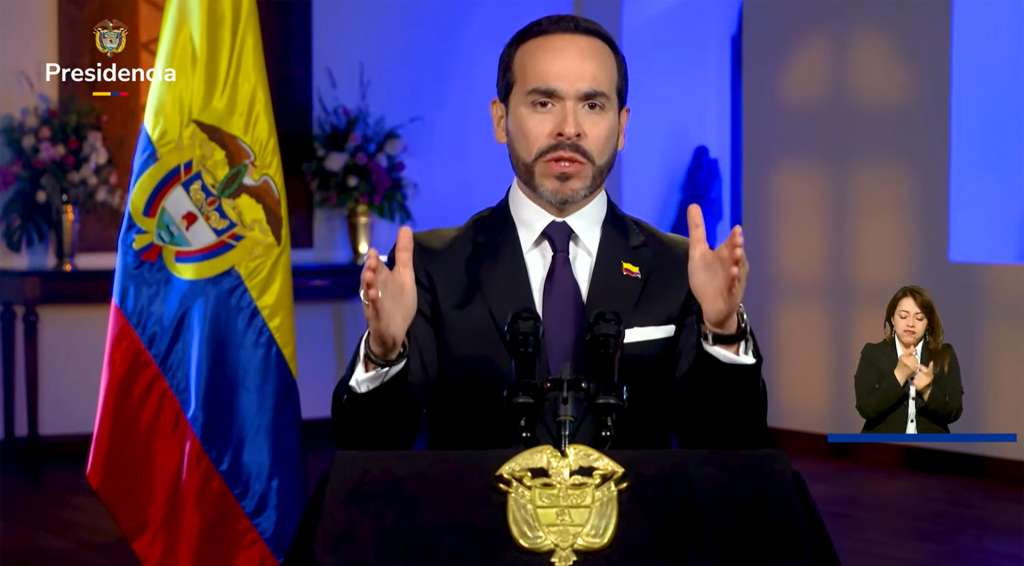 AME1092. BOGOTÁ (COLOMBIA), 27/09/2026.- Captura de video tomado de la cuenta oficial en X @ABDELAESPRIELLA que muestra al presidente de Colombia, Abelardo de la Espriella, hablando durante una alocución televisiva este domingo, donde pidió a la Justicia de su país atenuar las penas para los investigados de corrupción que delaten a sus cómplices, porque "el latrocinio no puede quedar impune". EFE/ @ABDELAESPRIELLA /SOLO USO EDITORIAL/ NO VENTAS/ SOLO DISPONIBLE PARA ILUSTRAR LA NOTICIA QUE ACOMPAÑA (CRÉDITO OBLIGATORIO)