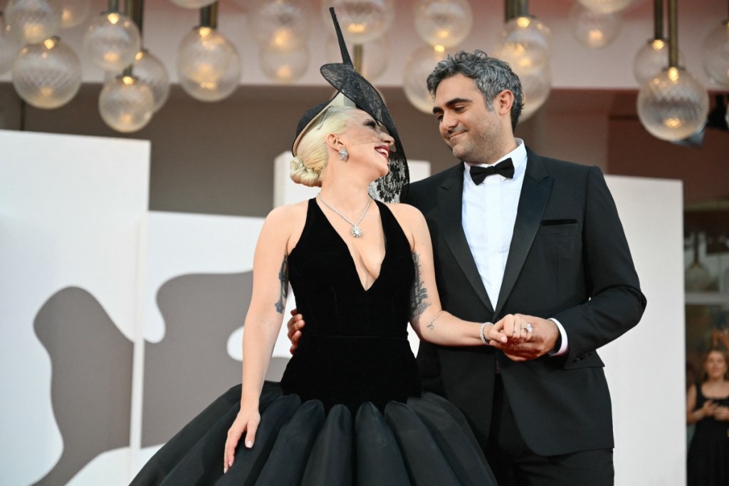 Lady Gaga se convierte en madre por primera vez y es fotografiada con su bebé | Revista Vea