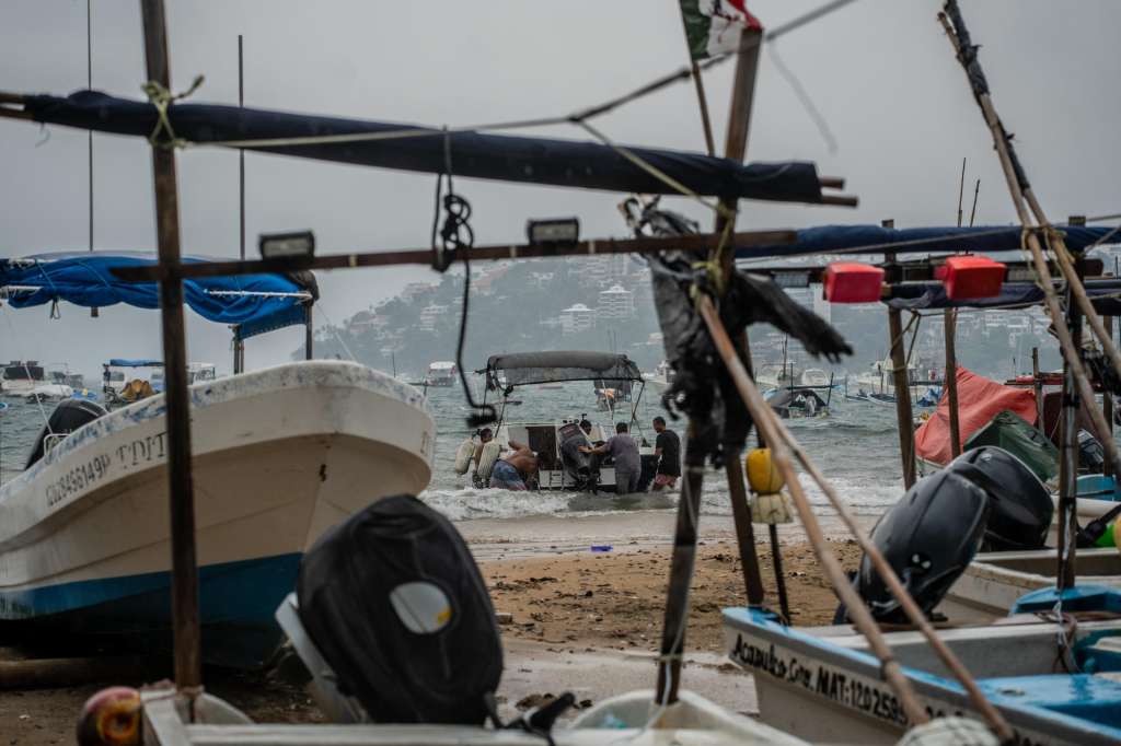 El huracán Polo, que se ha debilitado a categoría 3 en la escala Saffir-Simpson, mantiene su desplazamiento lento frente a las costas del Pacífico mexicano, y seguirá provocando lluvias intensas en estados del occidente del país, informó el Servicio Meteorológico Nacional (SMN). EFE/David Guzmán