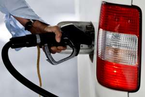 Gasolina sube COP 46 y el presidente pide frenarla: la factura que queda en el FEPC