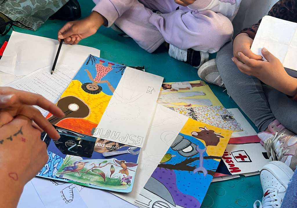 Niños del barrio El Paraíso, de Ciudad Bolívar, al sur de Bogotá, dibujaron cómo se ven en el futuro. Ahora un grupo de artistas intervendrán las obras para complementar su visión.