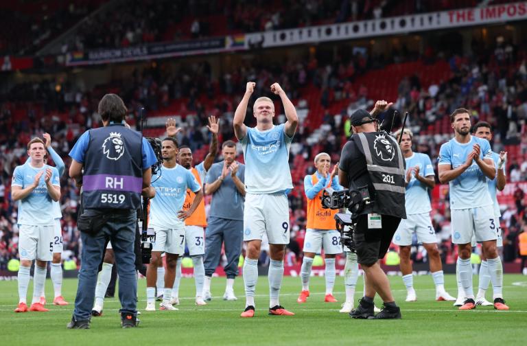 Manchester City derrotó 1-0 a United y sigue escoltando a Arsenal en la Premier League