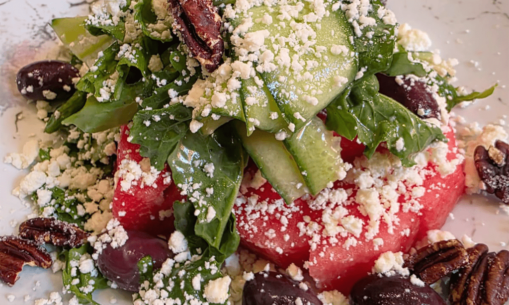 Esta ensalada de sandía, pepino y queso feta es una opción fresca y reconfortante para el paladar.
