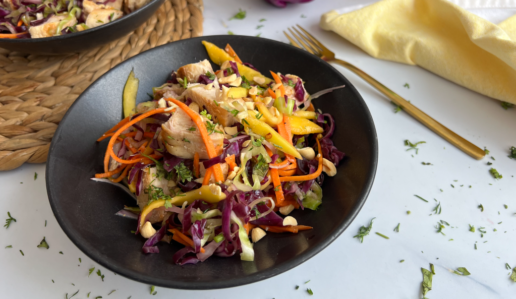 El maní tostado y el cilantro fresco son los ingredientes infaltables en esta ensalada de pollo.