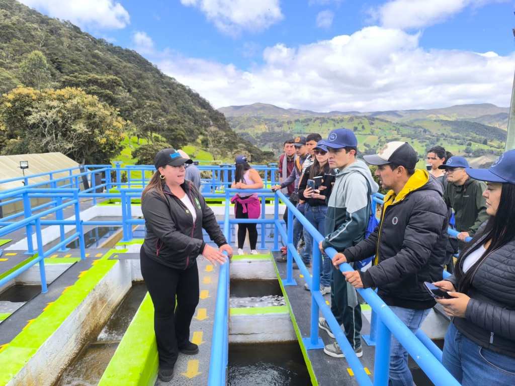Más de 300 líderes se han formado en agua, cambio climático y sostenibilidad. Conoce cómo esta iniciativa convierte el aprendizaje en proyectos para transformar sus comunidades.