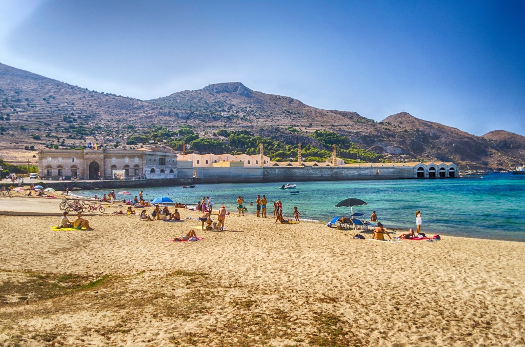 Favignana es la más grande de las islas Égadas y también una serie de bahías poco profundas de aguas de color turquesa, protegida como reserva natural marina.