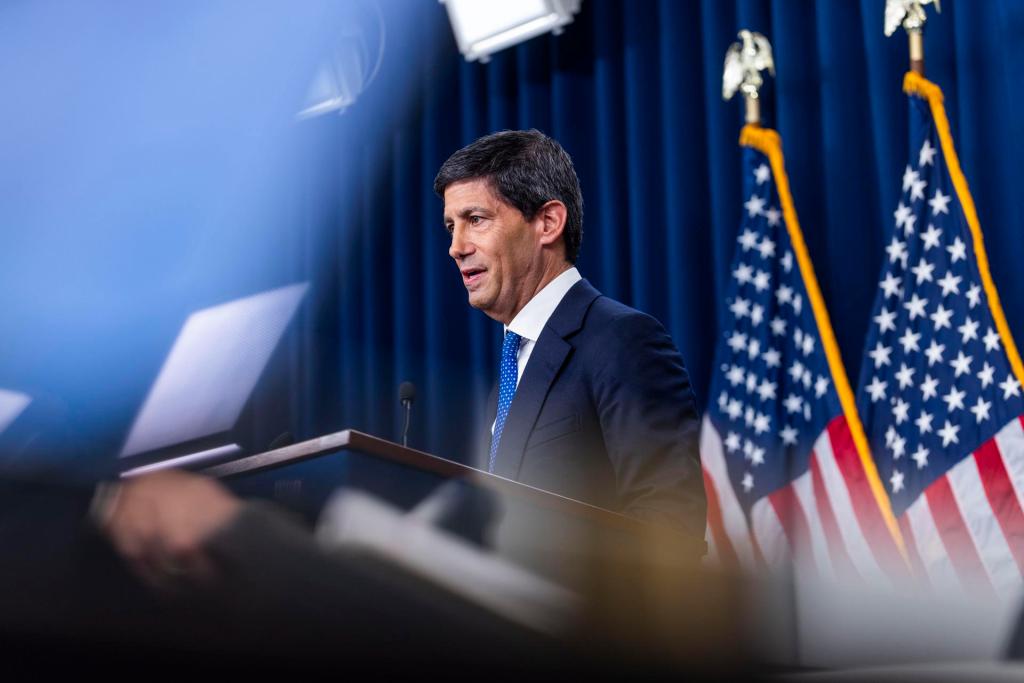 WASHINGTON (United States), 16/09/2026.- Federal Reserve Chairman Kevin Warsh speaks to reporters after the Federal Open Market Committee (FOMC) chose to raise interest rates by a quarter point at the Federal Reserve in Washington, DC, USA, 16 September 2026. The interest rate hike puts Warsh in direct conflict with US President Donald Trump, who has pushed openly for more interest rate cuts. EFE/EPA/JIM LO SCALZO