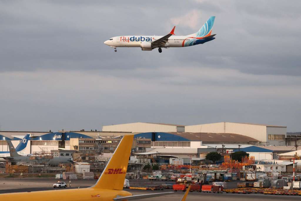 Las autoridades investigan la identidad del copiloto que atacó al piloto del vuelo de Flydubai con destino a Israel el pasado miércoles.