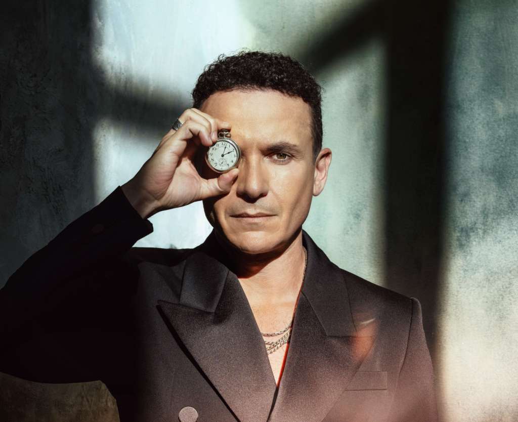 Antes de llenar estadios y ganar nueve Latin Grammy, Fonseca vendió sus discos puerta a puerta, trabajó como barman y conoció de cerca las dificultades de empezar una carrera musical desde cero.