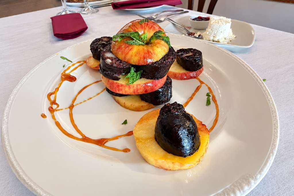 La morcilla con manzana se sirve como aperitivo en Portugal antes del plato fuerte.