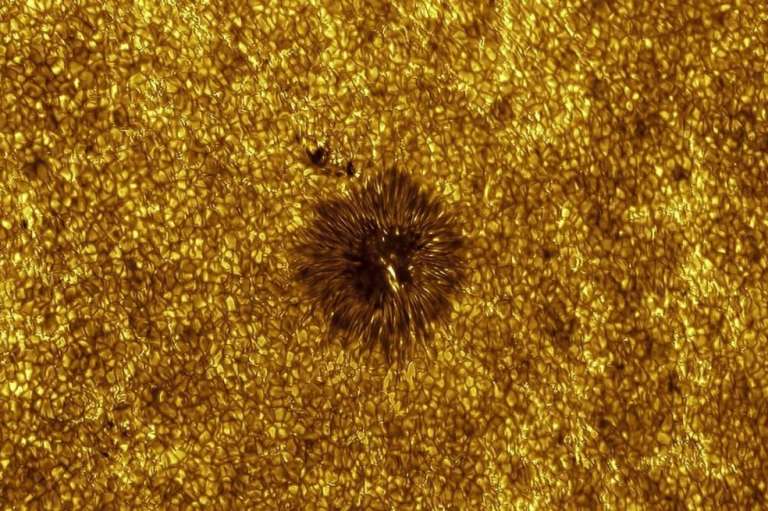 Categoría Sol: Miguel Claro fue el ganador con su imagen llamada Región Activa 4122. "Esta es una de las imágenes más detalladas que he visto de las células convectivas en la superficie del Sol", dijo el jurado.