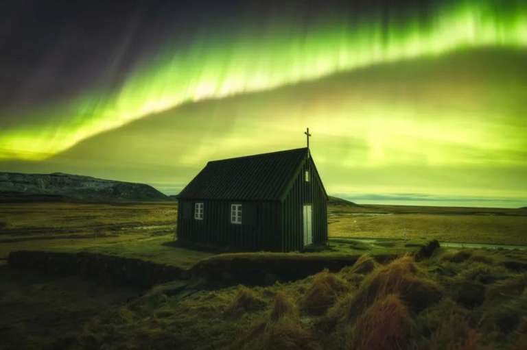 Categoría Aurora: La corona de Radoslav Sviretsov fue la ganadora. Para el jurado, esta imagen tiene un escenario fantástico: la pequeña iglesia se alza imponente en medio de la naturaleza.