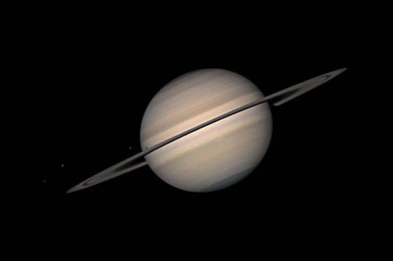 Categoría Planetas, Cometas y Asteroides: Equinoccio de Saturno por Tom Williams se quedó con el primer puesto. La imagen muestra una vista de Saturno, con múltiples lunas pequeñas suspendidas sobre sus anillos.