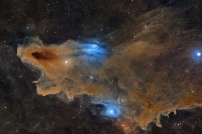 Categoría de estrellas y nebulosas y ganador principal: Ali Alobaidly se quedó con el galardón principal. En la imagen se retrata la Nebulosa del Tiburón. Según el jurado, esta fotografía "se sitúa a la vanguardia de la astrofotografía moderna".