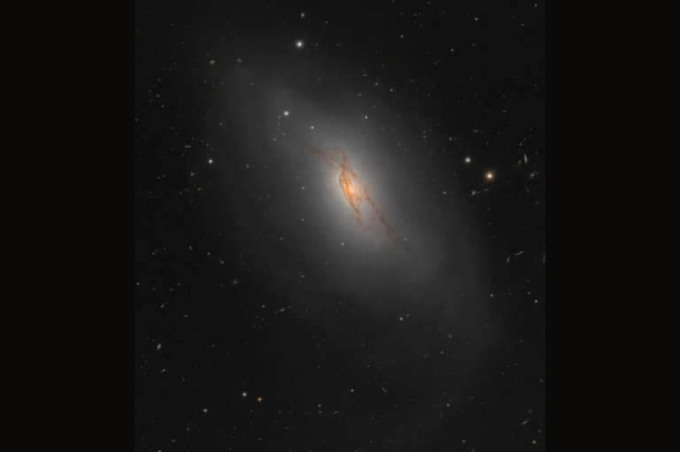 Categoría Galaxias: NGC 4753: Una sinfonía de Dust Lanes en Virgo por 智鹏 严 y Xinran Li fue la imagen ganadora. Allí se retrata a una galaxia a 60 millones de años luz de distancia.