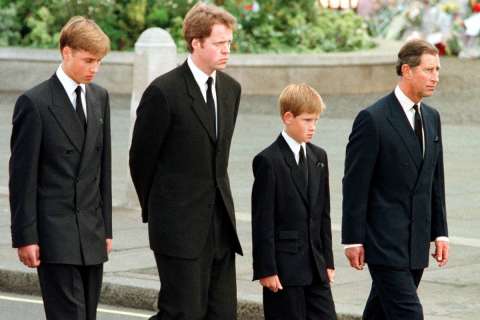 Buckingham desmiente acusaciones del hermano de princesa Diana contra Carlos III