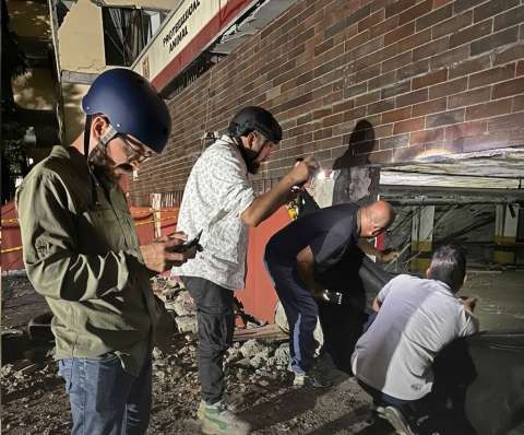 Buscan rescatar a un gato atrapado antes de la demolición de un edificio en Cali