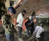 Buscan rescatar a un gato atrapado antes de la demolición de un edificio en Cali