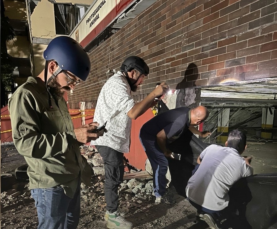 Buscan rescatar a un gato atrapado antes de la demolición de un edificio en Cali