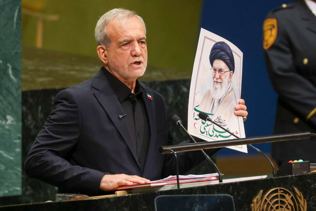 NEW YORK (United States), 23/09/2026.- President of Iran Masoud Pezeshkian shows a visual aid of late Supreme Leader of Iran Ali Khamenei as he speaks during the General Debate of the 81st session of the United Nations General Assembly at United Nations Headquarters in New York, New York, USA, 23 September 2026. (Nueva York) EFE/EPA/SARAH YENESEL