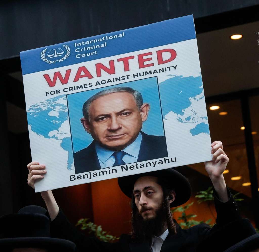 NEW YORK (United States), 24/09/2026.- Ortodox Jews activists take part in a rally across the street from the United Nations ahead of Israeli Prime Minister Benjamin Netanyahu's address at the United Nations General Assembly (UNGA), in New York, New York, USA, 23 September 2026. (Nueva York) EFE/EPA/GIUSEPPE LAMI
