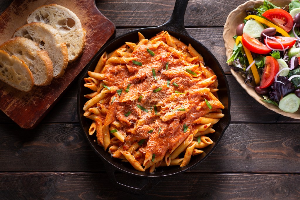 Guarda siempre un poco del agua de cocción; es el secreto para que la salsa se adhiera bien a la pasta.