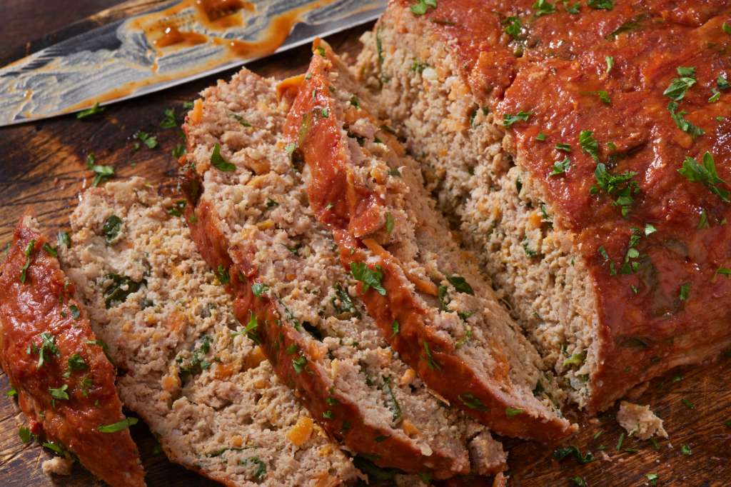 Si quieres una costra más dorada en tu pastel de carne, pincela con glaseado un par de veces durante el horneado.