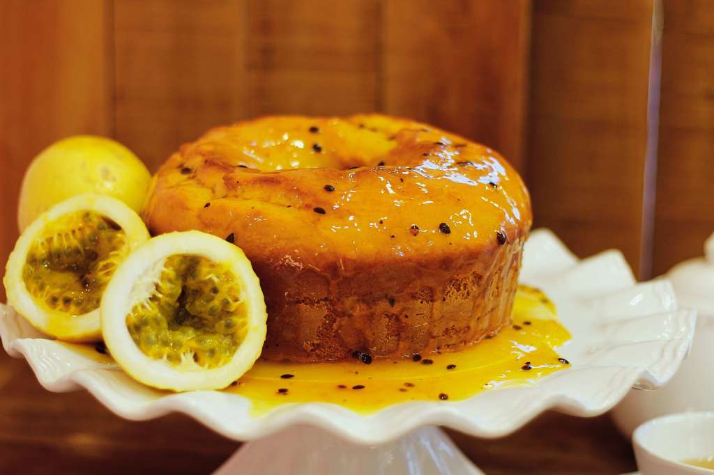 Decora esta torta húmeda de maracuyá decorar con más pulpa de o queso crema por encima y terminar con más glaseado.
