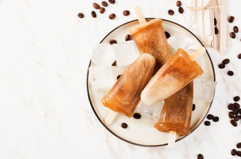 Paletas de crema de whisky y arequipe sin azúcar añadido