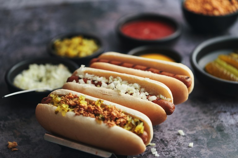 Perro caliente de salmón con pico de mango: receta gourmet, fácil y rápida