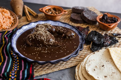 Mole casero fácil: receta mexicana dulce y picosita paso a paso