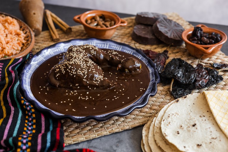 Mole casero fácil: receta mexicana dulce y picosita paso a paso