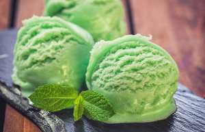 Helado casero de feijoa y hierbabuena