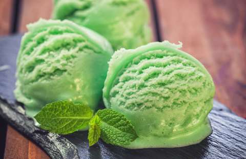 Helado casero de feijoa y hierbabuena
