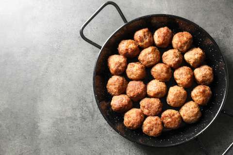 Cómo hacer albóndigas para la tradicional sopa de arroz