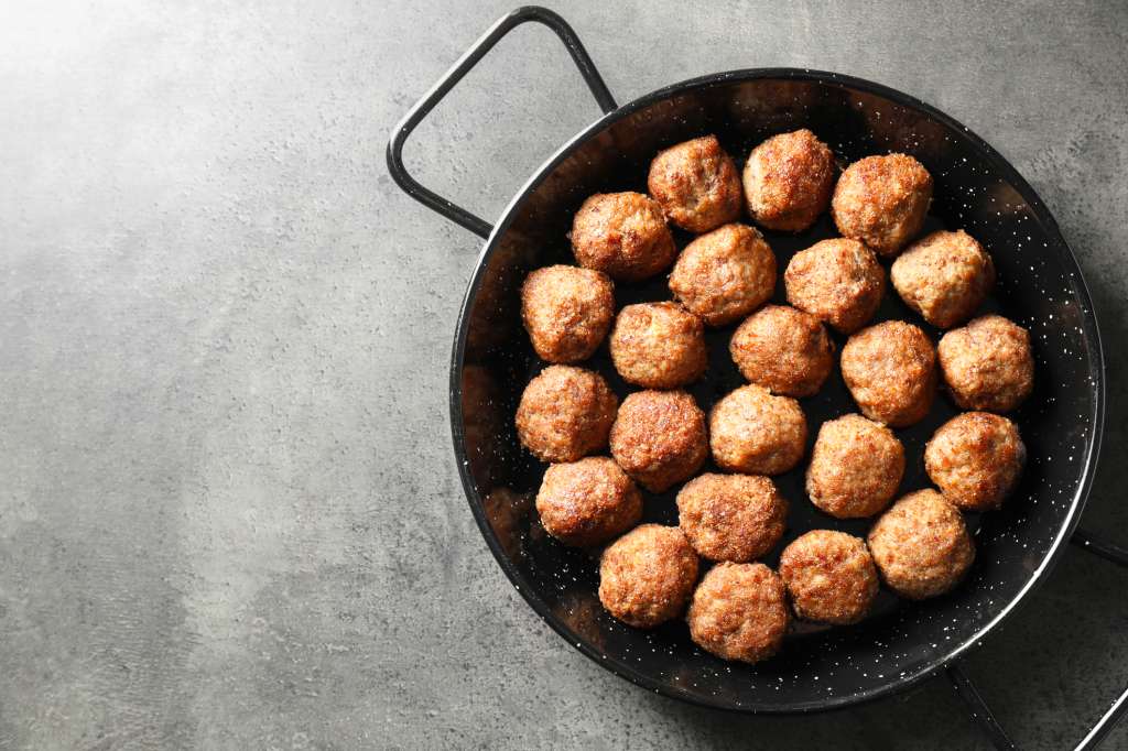 Estas albóndigas caseras puedes servirlas como plato fuerte con puré y ensalada.