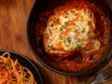 Pollo a la parmesana crujiente por fuera y jugoso por dentro