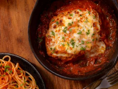Pollo a la parmesana crujiente por fuera y jugoso por dentro